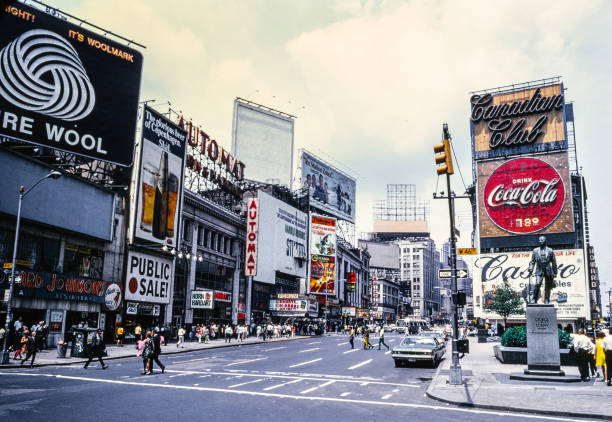 нью-йорк таймс-сквер с горизонтом в 1940-х годах - wall street finance skyscraper business стоковые фото и изображения