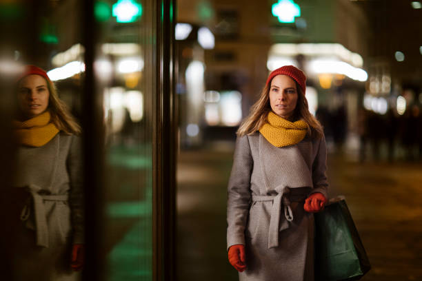 istock Intrigued by this shop window 1280423739