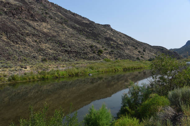 нью-мексико- гора отражено в реке рио-гранде - rio grande new mexico river valley стоковые фото и изображения