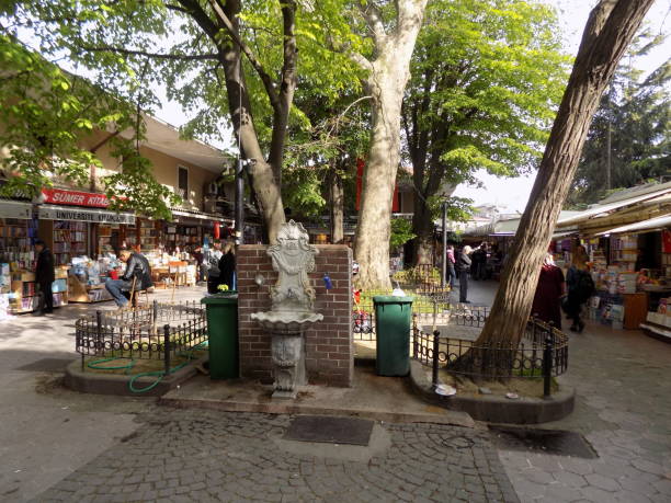 buchmarkt (sahaflar bazaar) in istanbul - istanbul people faucet turkey stock-fotos und bilder