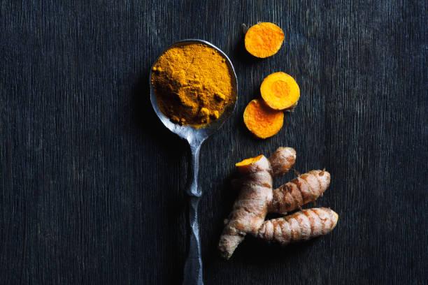 radici e polvere di curcuma - spice ayurveda herb curry powder foto e immagini stock