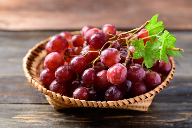 buah anggur merah segar - anggur potret stok, foto, & gambar bebas royalti