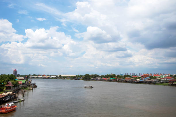 пейзаж реки чао прайя и города по обе стороны реки в таиланде - bangkok traditional culture river nautical vessel стоковые фото и изображения