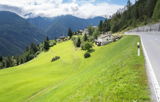 アルプスの牧歌的な夏の風景 - zugspitze mountain mountain tirol european alps ストックフォトと画像