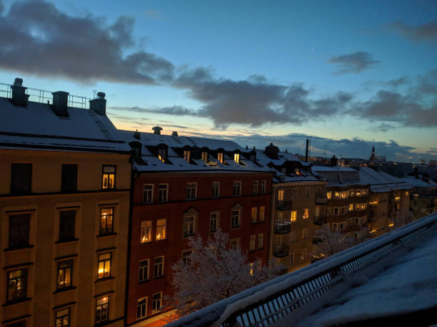 colorido edificio del distrito de kungsholmen en invierno, estocolmo, suecia. - kungsholmen fotografías e imágenes de stock