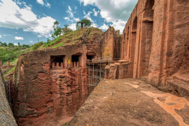 Bete Abba Libanos Rock-Hewn Church, Lalibela, Ethiopia beta Gabriel Raphael, english House of the angels Gabriel and Raphael, is an underground rock-cut monolith Orthodox church located in Lalibela, Ethiopia. UNESCO World Heritage Site at Lalibela ancient ethiopia stock pictures, royalty-free photos & images