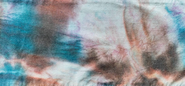 абстрактные ручн�ой цвет на ткани в технике батик - hued стоковые фото и изображения
