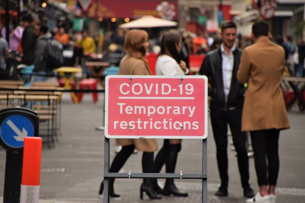 covide-19 restrictions temporaires signent à soho, londres - symbol famous place city of westminster city photos et images de collection