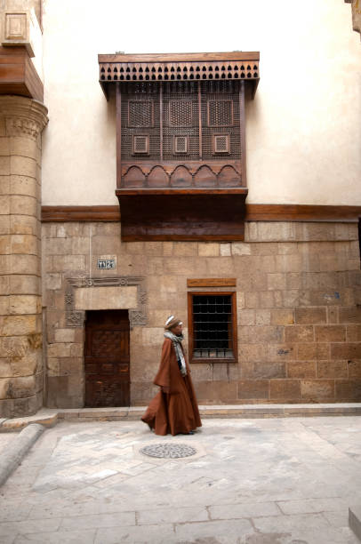 bela arquitetura arabesca ao longo da sharia al muizzl li din allah, perto do famoso bazar khan el khalili, cairo, egito. - el khalili - fotografias e filmes do acervo