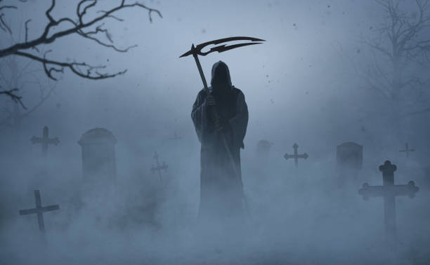 silueta de un segador sombrío en un patio de tumbas - skull gothic style evil dark fotografías e imágenes de stock