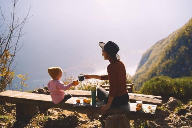 bella famiglia felice all'aperto. madre e figlia in un picnic in montagna. - lake bohinj foto e immagini stock