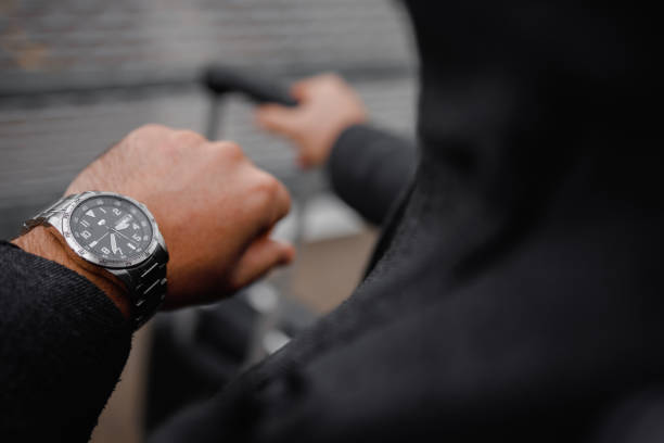 primo di uomo irriconoscibile che controlla l'ora sul suo orologio. - waiting wasting time time business foto e immagini stock