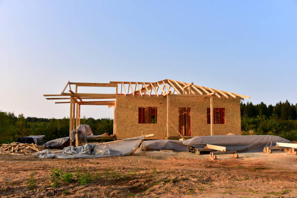 Construction wooden house of Structural Insulated Panels (SIPs) turnkey ready project Construction wooden house of Structural Insulated Panels (SIPs) turnkey ready project. Unfinished Wood residential building of panelized wall in country area. Sip house with timber frame turnkey project stock pictures, royalty-free photos & images