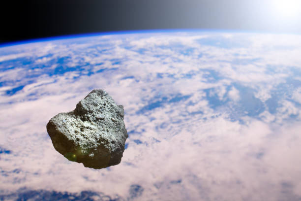 asteroide sullo sfondo del pianeta terra. terribile armageddon o la fine del mondo. - nature russia environmental conservation mineral foto e immagini stock