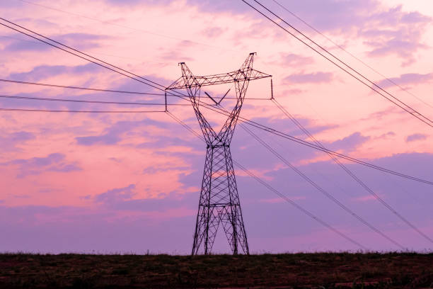 captura da torre de transmissão de energia. - megawatt - fotografias e filmes do acervo