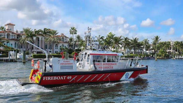 пожарно-спасательная машина на патрулировании - fire boat стоковые фото и изображения