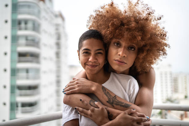 porträtt av ett lyckligt homosexuellt par - transgender bildbanksfoton och bilder