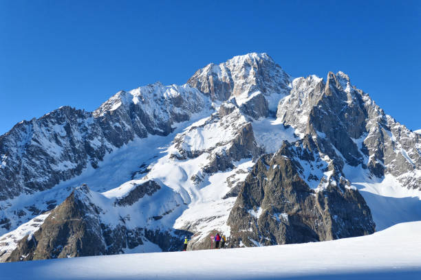 mont blanc bergblick von der piste im skigebiet courmayeur - mont blanc ski slope european alps mountain range stock-fotos und bilder