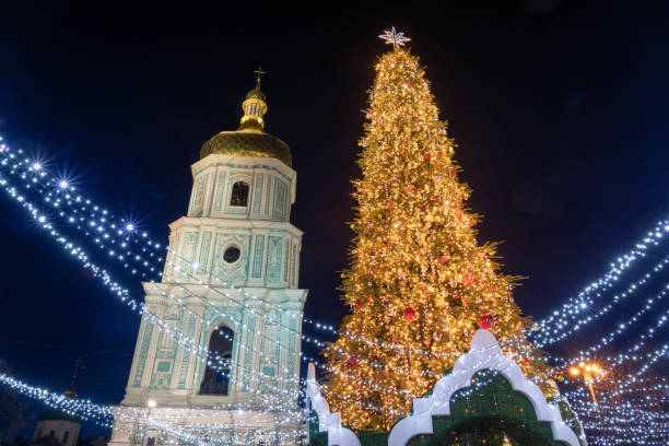 istock Christmas tree outdoors at night in Kyiv 1280523098