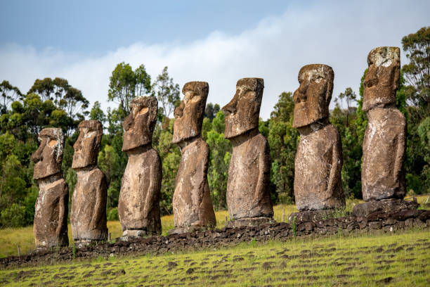 ahu akivi a rapa nui (o isola di pasqua) nella regione cilena di valparaíso. - ahu tahai foto e immagini stock