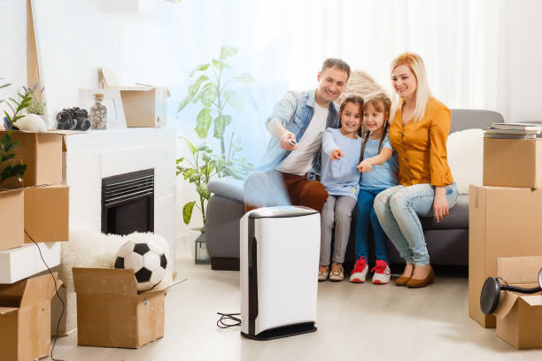 familia con un purificador de aire que se mudan a un nuevo apartamento - humidifier steam home interior appliance fotografías e imágenes de stock