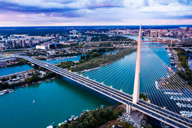 puente moderno sobre el río sava,belgrado - belgrado serbia fotografías e imágenes de stock