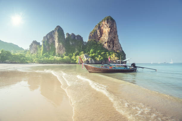 barcos na praia de railay em krabi tailândia - railay - fotografias e filmes do acervo