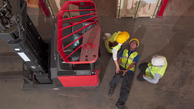 The forklift driver was in an accident. With fellow employees come to see the symptoms Easily simulate what happens in unsafe working conditions in a factory or warehouse.