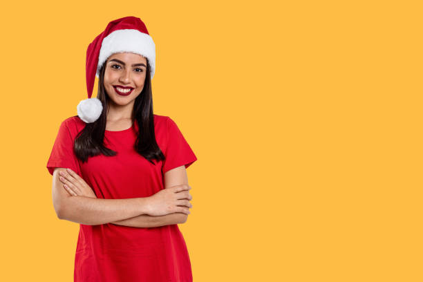vrouw met de hoed van kerstmis, geïsoleerdn op gele achtergrond - christmas people stockfoto's en -beelden