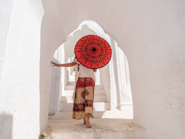 mulher explorando templo mingun em mianmar - ancient architecture buddhism burmese culture - fotografias e filmes do acervo