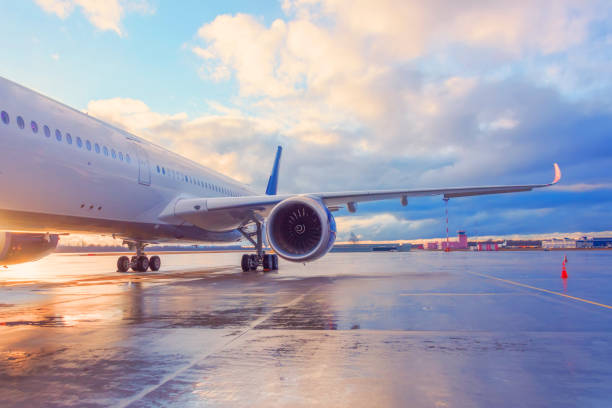 wieczorny widok skrzydła samolotu pasażerskiego z silnikiem. - commercial airplane airplane cargo airplane runway zdjęcia i obrazy z banku zdjęć