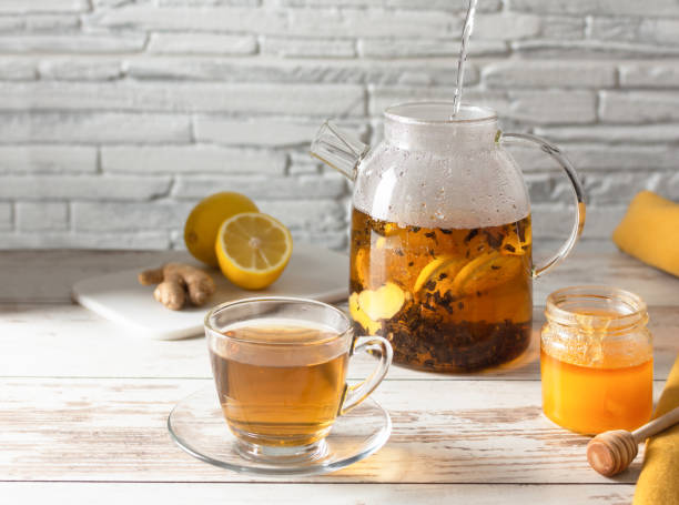 té con limón, jengibre y miel sobre mesa de madera blanca. - ginger tea cup cold and flu tea fotografías e imágenes de stock