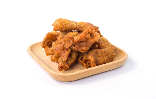 crispy fried chicken skins on wooden plate - asia cooked food gourmet imagens e fotografias de stock