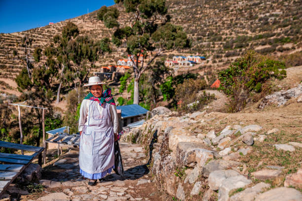 mujer aymara en isla del sol, lago titicaca, bolivia - bolivian culture fotografías e imágenes de stock