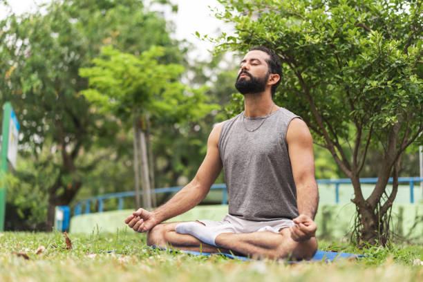 человек медитирует на открытом воздухе - zen like nature breathing exercise sitting стоковые фото и изображения
