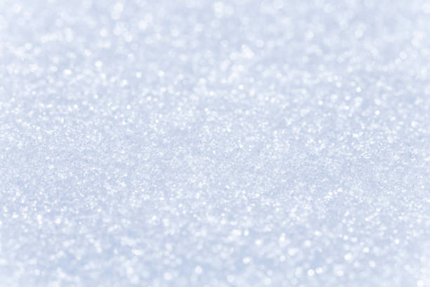 ●淡い青空反射のトーンで輝く新鮮な白雪のマクロ写真の質感をクローズアップ。選択的フォーカス。冬のクリスマスの背景。 - winter close up nature macro ストックフォトと画像