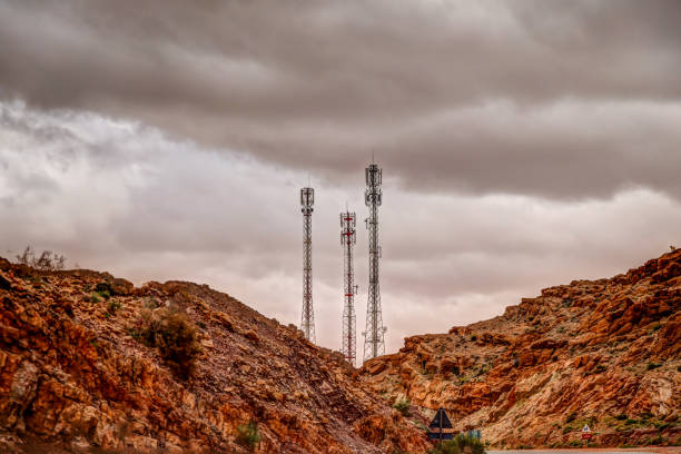 torres de comunicaciones en las montañas del atlas medio de marruecos - morocco landscape mountain mountain range fotografías e imágenes de stock