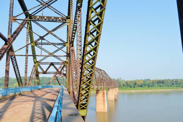 puente de la cadena de rocas - architecture blue bridge iron fotografías e imágenes de stock
