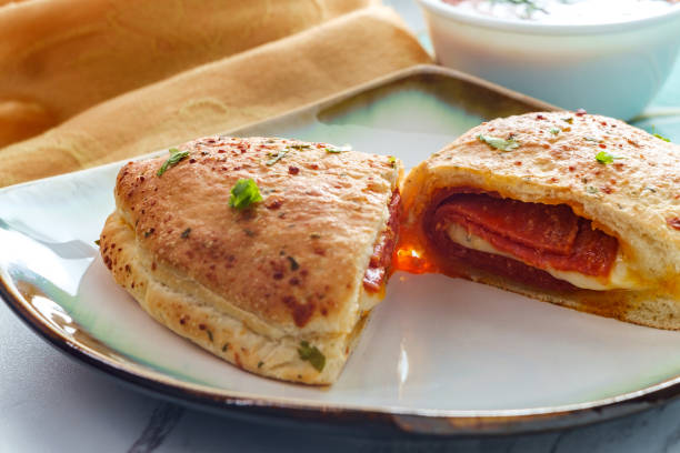 włoski pepperoni cheese calzone - pizza pastry crust stuffed cheese zdjęcia i obrazy z banku zdjęć