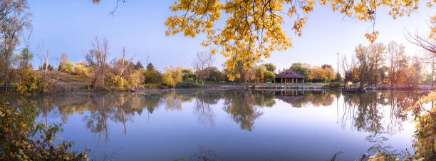 malden park - scena d'autunno - malden foto e immagini stock