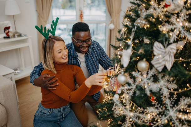casal decorando árvore de natal - 2609 - fotografias e filmes do acervo