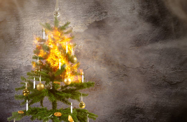 imagem conceito de uma árvore de natal em chamas por causa das velas - house burning color image danger - fotografias e filmes do acervo