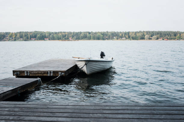 bateau de pêche dans l’eau accroché à une jetée - ketch photos et images de collection