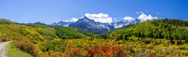 vue de paysage de la saison d’automne de colorado de campagne - rocky mountains panoramic colorado mountain photos et images de collection