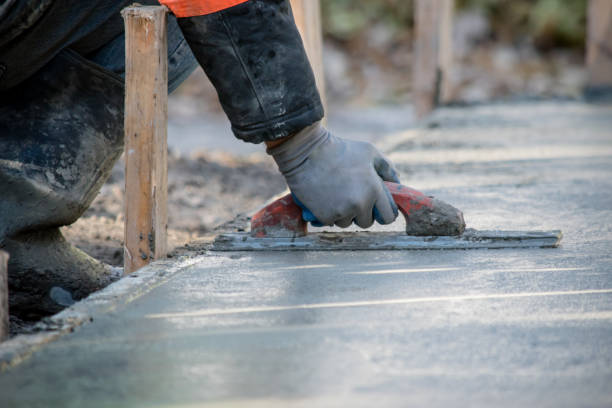 wet cement A construction worker is Smoothing wet cement concrete stock pictures, royalty-free photos & images