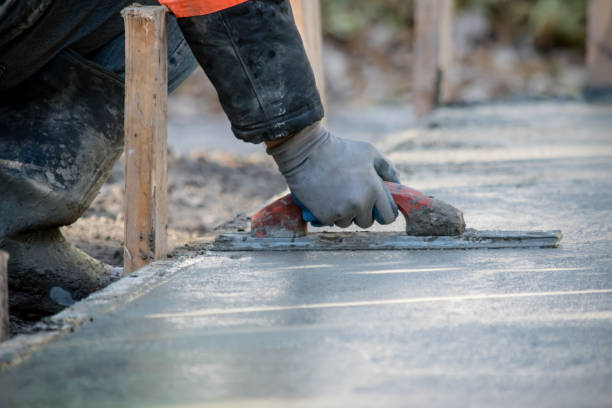 мокрый цемент - trowel plaster construction worker work tool стоковые фото и изображения