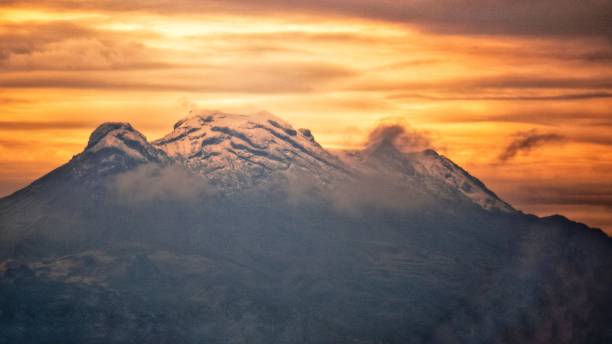 sunset in the Iztaccihuatl sunset in the Iztaccihuatl popocatepetl volcano photos stock pictures, royalty-free photos & images