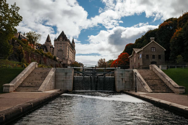 Rideau Canal Locks in Downtown Ottawa Ottawa, Ontario, Canada - October 8, 2020: Over the Rideau Canal as it descends towards the Ottawa River, locks control fall water levels between the Fairmont Chateau Laurier hotel and Bytown Museum. chateau laurier stock pictures, royalty-free photos & images