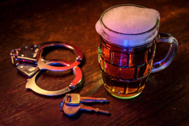 algemas de chaves de álcool - drunk driving alcohol alcoholism car - fotografias e filmes do acervo