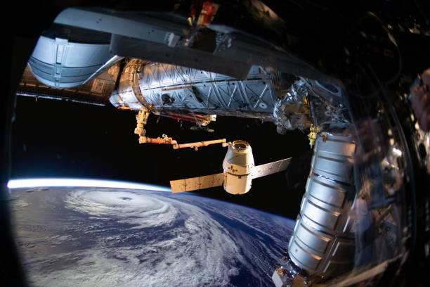 pianeta terra e uragano dallo spazio dall'oblò della stazione spaziale. elementi di questa immagine forniti dalla nasa. - window porthole sky cloudscape foto e immagini stock